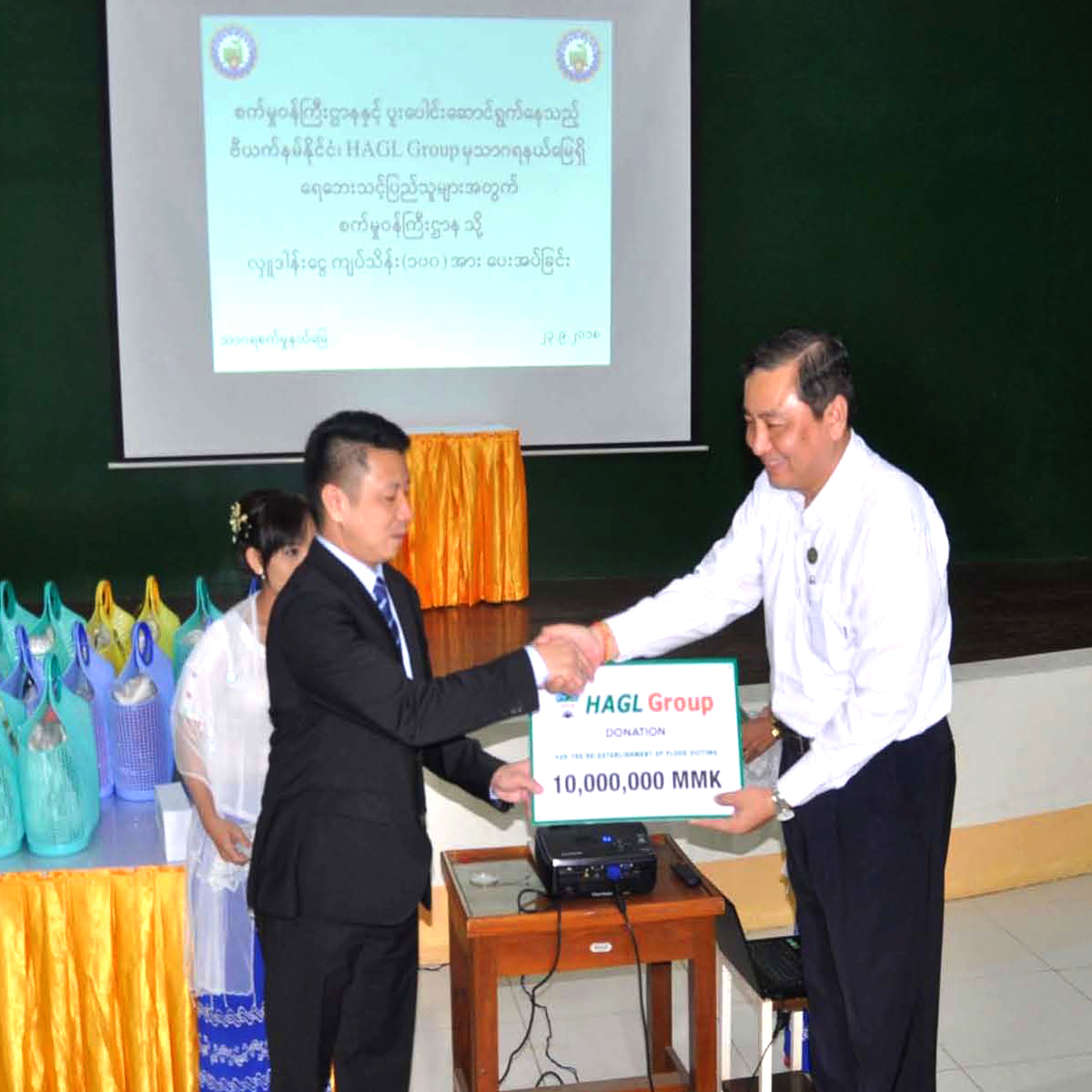 HAGL Group, the developer of Myanmar Plaza, Myanmar Centre Tower and Melia Hotel donated 10 million kyats, for the flood victims and staff on Sunday at Thagaya Industrial complex in Yadashe Township of Bago Region.